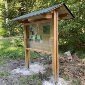 Holzschaukasten freistehend