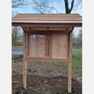 Infotafel aus Holz mit Schaukasten und Bereicht zum Pinnen